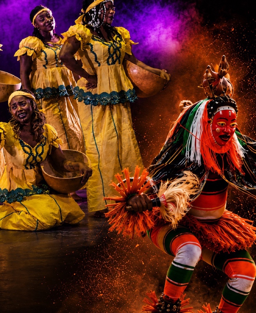 Troupe de danse traditionnelle africaine sur scène