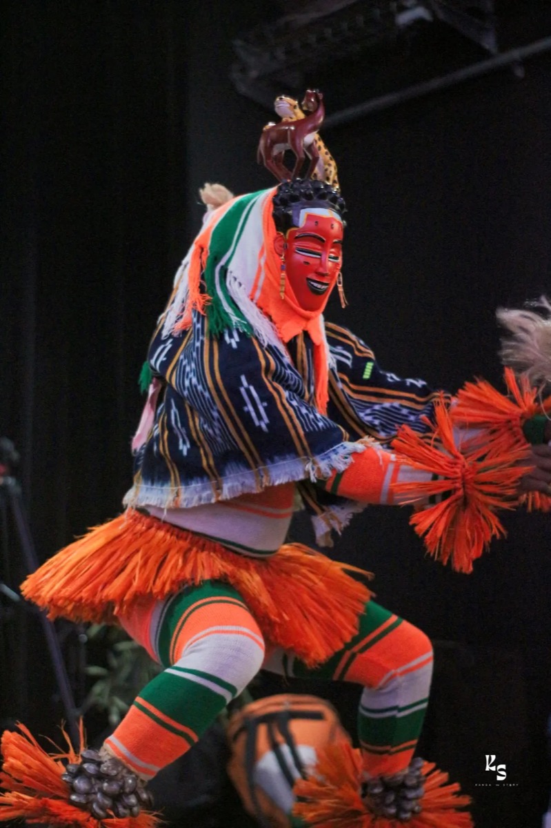 Masque et danseur Zaouli sur scène